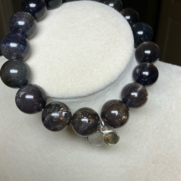 HQ Bloodshot Iolite with Labradorite/Moonstone Charms -the pink flash is insane - Picture 4 of 13